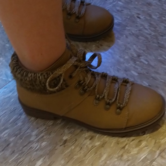 Shoes. - Picture 2 of 4